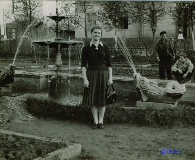 fontan u obsezitija _zdanie zavkoma_ szadi - tehnikum_.jpg