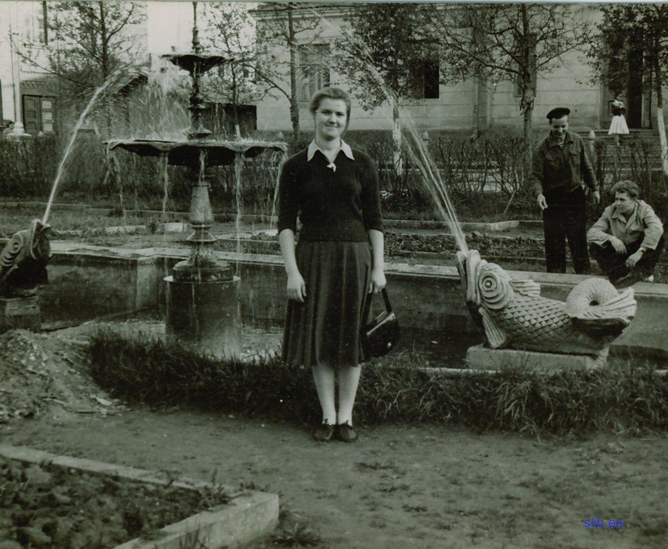 fontan u obsezitija _zdanie zavkoma_ szadi - tehnikum_.jpg